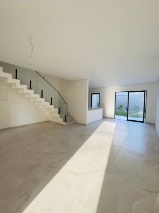 Casa Para Vender com 4 quartos 4 suítes no bairro Jardim das Oliveiras em Fortaleza.