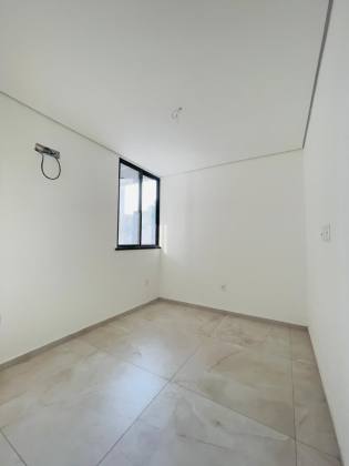 Casa Para Vender com 4 quartos 4 suítes no bairro Jardim das Oliveiras em Fortaleza.