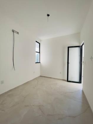 Casa Para Vender com 4 quartos 4 suítes no bairro Jardim das Oliveiras em Fortaleza.