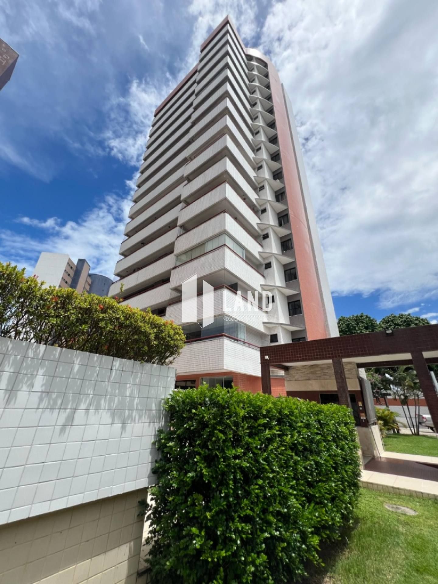 APARTAMENTO 1 POR ANDAR COM 4 SUÍTES, SEMI-MOBILIADO (MÓVEIS FIXOS), CLOSET, SALÃO DE FESTAS, DECK COM CHURRASQUEIRA, 4 VAGAS DE GARAGEM, DEPENDÊNCIA COM BANHEIRO, 240M², POR R$ 1.200.000, GUARARAPES - FORTALEZA - CE