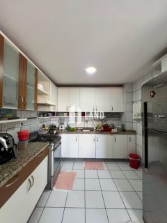 APARTAMENTO 1 POR ANDAR COM 4 SUÍTES, SEMI-MOBILIADO (MÓVEIS FIXOS), CLOSET, SALÃO DE FESTAS, DECK COM CHURRASQUEIRA, 4 VAGAS DE GARAGEM, DEPENDÊNCIA COM BANHEIRO, 240M², POR R$ 1.200.000, GUARARAPES - FORTALEZA - CE