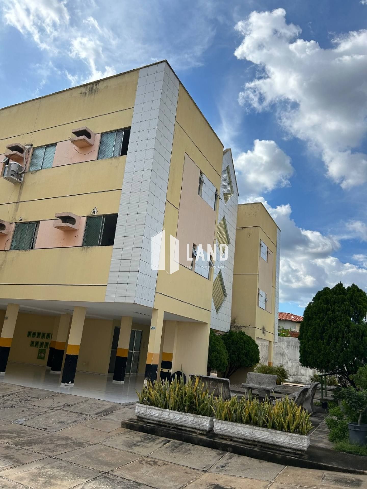 Apartamento de 80m2 com 02 quartos sendo 01 suite e dependência de empregada, armário embutido, bem localizado perto da avenida Kennedy