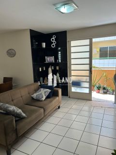Apartamento de 80m2 com 02 quartos sendo 01 suite e dependência de empregada, armário embutido, bem localizado perto da avenida Kennedy