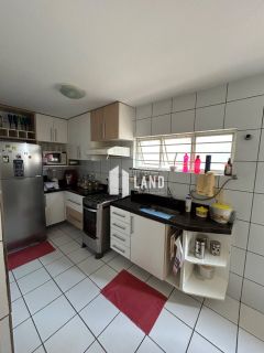 Apartamento de 80m2 com 02 quartos sendo 01 suite e dependência de empregada, armário embutido, bem localizado perto da avenida Kennedy