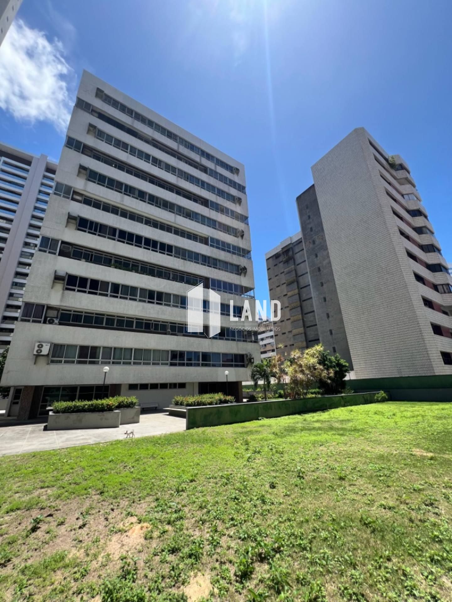 APARTAMENTO NA ALDEOTA COM 4 SUÍTES, SEMI-MOBILIADO (MÓVEIS FIXOS), CLOSET, ESCRITÓRIO, SALA DE CINEMA, DEPENDÊNCIA COM BANHEIRO, SALÃO DE FESTAS, CAMPO DE FUTEBOL, 2 VAGAS DE GARAGEM, 298M², POR R$ 990.000 - ALDEOTA - FORTALEZA - CE