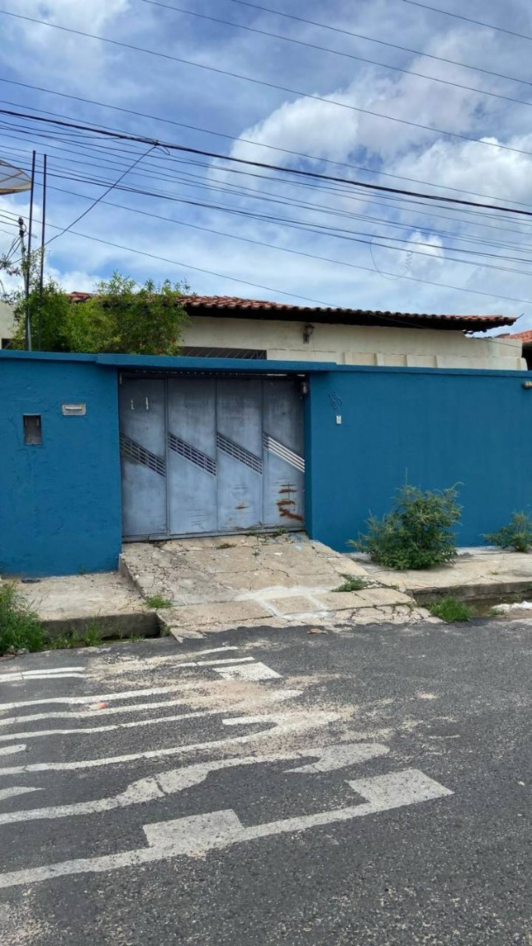 Casa térrea no Saci com 03 quartos sendo 01 suíte