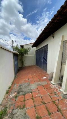 Casa térrea no Saci com 03 quartos sendo 01 suíte