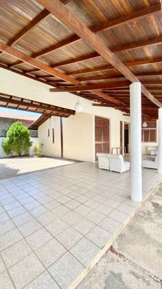 Casa com 03 suítes e piscina no Santa Isabel