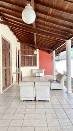 Casa com 03 suítes e piscina no Santa Isabel