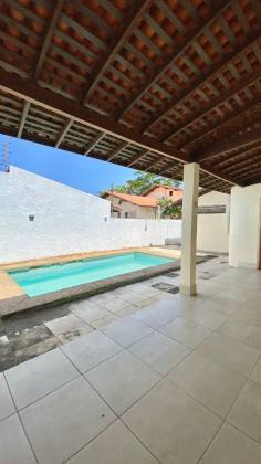 Casa com 03 suítes e piscina no Santa Isabel