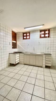 Casa com 03 suítes e piscina no Santa Isabel