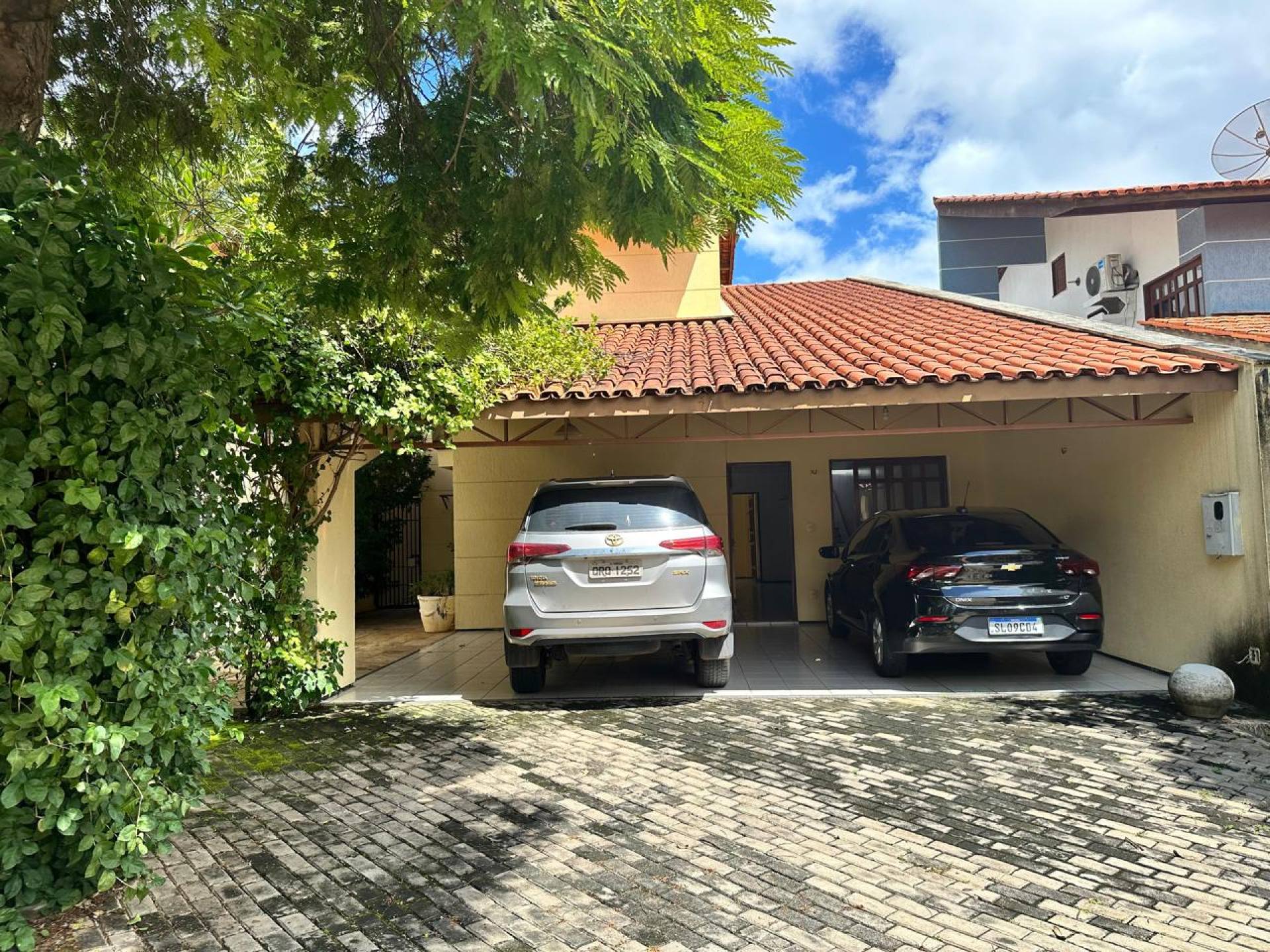 Casa duplex no Cond. Azaleia Park com 04 suítes!