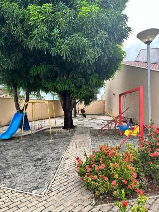 Casa duplex no Cond. Azaleia Park com 04 suítes!