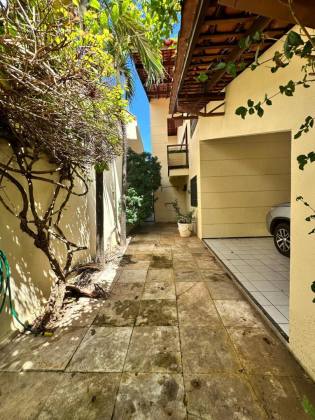 Casa duplex no Cond. Azaleia Park com 04 suítes!