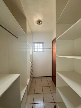 Casa duplex no Cond. Azaleia Park com 04 suítes!