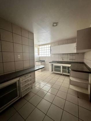 Casa duplex no Cond. Azaleia Park com 04 suítes!