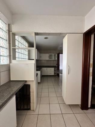 Casa duplex no Cond. Azaleia Park com 04 suítes!