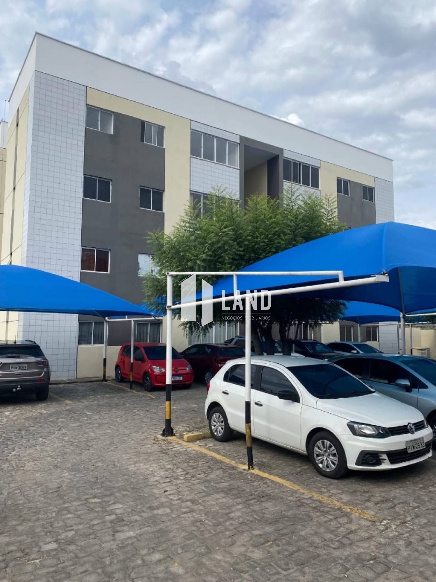 Apartamento próximo ao zoobotânico, de 74m2 com 03 quartos sendo 01 suite, com cozinha, sala de estar e jantar bem ampla e banheiro social. Condomínio com 32 unidades, com 02 torres. Condomínio com 01 vagas de garagem todas as vagas cobertas