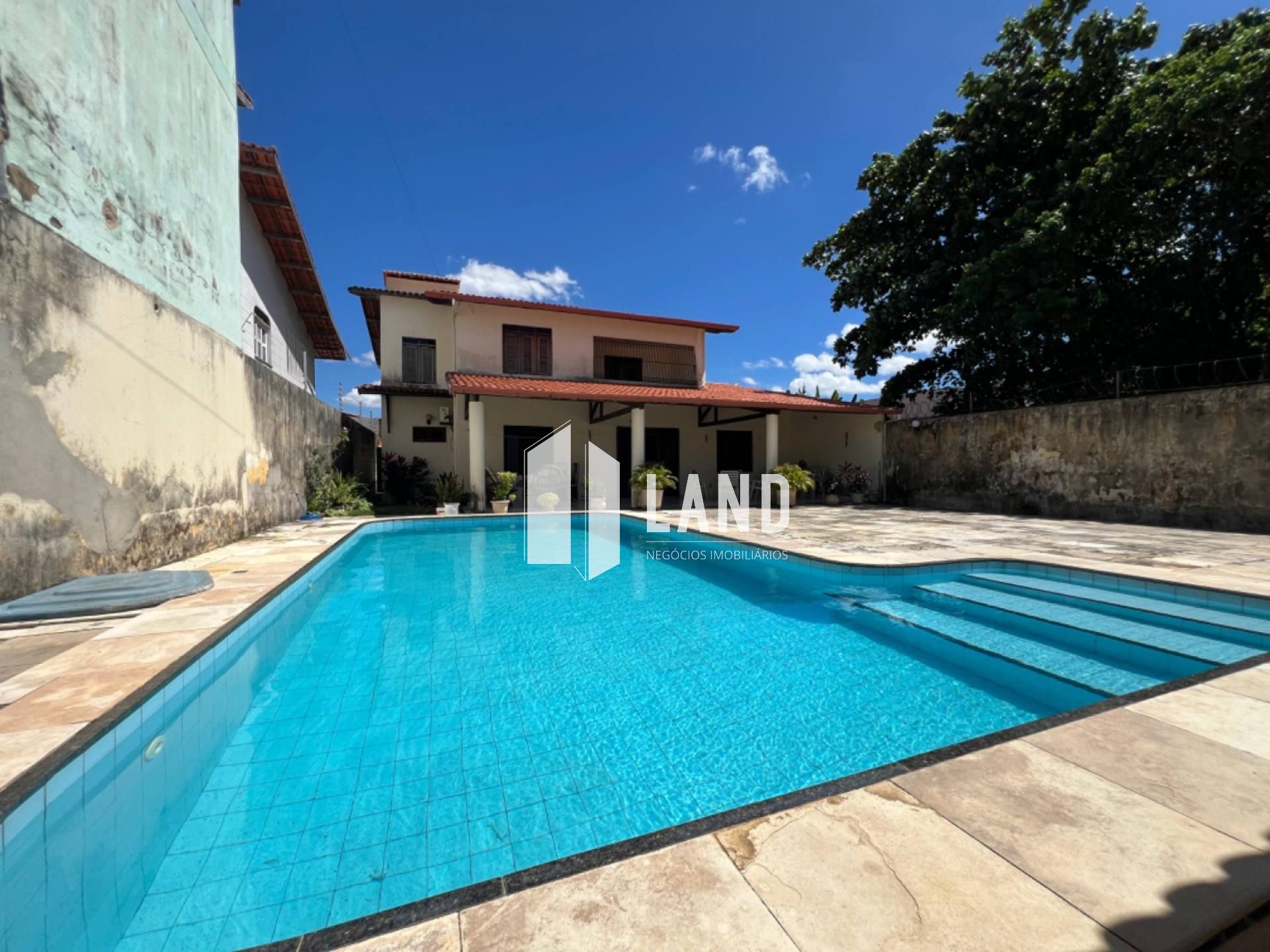 CASA DUPLEX no LAGO JACAREY com 4 quartos (2 suítes), 2 closets, 10 vagas, banheiro social, lavabo, dependência com banheiro, piscina, deck com churraqueira e banheiro, 260 m² (Terreno 15x37 - 555m²) - R$ 1.390.000 - Cidade dos Funcionários - Fortaleza/CE