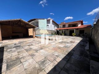 CASA DUPLEX no LAGO JACAREY com 4 quartos (2 suítes), 2 closets, 10 vagas, banheiro social, lavabo, dependência com banheiro, piscina, deck com churraqueira e banheiro, 260 m² (Terreno 15x37 - 555m²) - R$ 1.390.000 - Cidade dos Funcionários - Fortaleza/CE