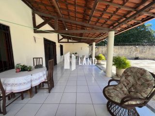CASA DUPLEX no LAGO JACAREY com 4 quartos (2 suítes), 2 closets, 10 vagas, banheiro social, lavabo, dependência com banheiro, piscina, deck com churraqueira e banheiro, 260 m² (Terreno 15x37 - 555m²) - R$ 1.390.000 - Cidade dos Funcionários - Fortaleza/CE