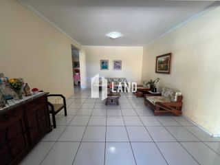 CASA DUPLEX no LAGO JACAREY com 4 quartos (2 suítes), 2 closets, 10 vagas, banheiro social, lavabo, dependência com banheiro, piscina, deck com churraqueira e banheiro, 260 m² (Terreno 15x37 - 555m²) - R$ 1.390.000 - Cidade dos Funcionários - Fortaleza/CE
