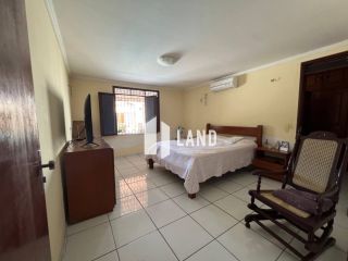 CASA DUPLEX no LAGO JACAREY com 4 quartos (2 suítes), 2 closets, 10 vagas, banheiro social, lavabo, dependência com banheiro, piscina, deck com churraqueira e banheiro, 260 m² (Terreno 15x37 - 555m²) - R$ 1.390.000 - Cidade dos Funcionários - Fortaleza/CE