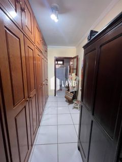 CASA DUPLEX no LAGO JACAREY com 4 quartos (2 suítes), 2 closets, 10 vagas, banheiro social, lavabo, dependência com banheiro, piscina, deck com churraqueira e banheiro, 260 m² (Terreno 15x37 - 555m²) - R$ 1.390.000 - Cidade dos Funcionários - Fortaleza/CE
