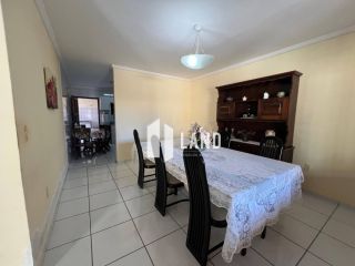 CASA DUPLEX no LAGO JACAREY com 4 quartos (2 suítes), 2 closets, 10 vagas, banheiro social, lavabo, dependência com banheiro, piscina, deck com churraqueira e banheiro, 260 m² (Terreno 15x37 - 555m²) - R$ 1.390.000 - Cidade dos Funcionários - Fortaleza/CE