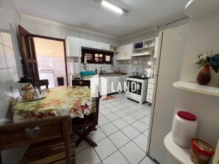 CASA DUPLEX no LAGO JACAREY com 4 quartos (2 suítes), 2 closets, 10 vagas, banheiro social, lavabo, dependência com banheiro, piscina, deck com churraqueira e banheiro, 260 m² (Terreno 15x37 - 555m²) - R$ 1.390.000 - Cidade dos Funcionários - Fortaleza/CE