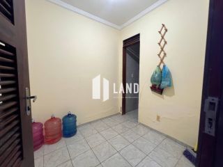 CASA DUPLEX no LAGO JACAREY com 4 quartos (2 suítes), 2 closets, 10 vagas, banheiro social, lavabo, dependência com banheiro, piscina, deck com churraqueira e banheiro, 260 m² (Terreno 15x37 - 555m²) - R$ 1.390.000 - Cidade dos Funcionários - Fortaleza/CE