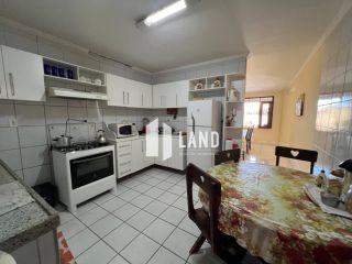 CASA DUPLEX no LAGO JACAREY com 4 quartos (2 suítes), 2 closets, 10 vagas, banheiro social, lavabo, dependência com banheiro, piscina, deck com churraqueira e banheiro, 260 m² (Terreno 15x37 - 555m²) - R$ 1.390.000 - Cidade dos Funcionários - Fortaleza/CE
