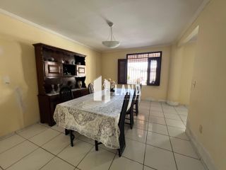 CASA DUPLEX no LAGO JACAREY com 4 quartos (2 suítes), 2 closets, 10 vagas, banheiro social, lavabo, dependência com banheiro, piscina, deck com churraqueira e banheiro, 260 m² (Terreno 15x37 - 555m²) - R$ 1.390.000 - Cidade dos Funcionários - Fortaleza/CE