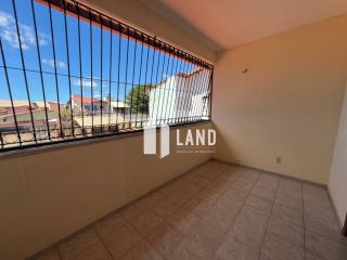 CASA DUPLEX no LAGO JACAREY com 4 quartos (2 suítes), 2 closets, 10 vagas, banheiro social, lavabo, dependência com banheiro, piscina, deck com churraqueira e banheiro, 260 m² (Terreno 15x37 - 555m²) - R$ 1.390.000 - Cidade dos Funcionários - Fortaleza/CE