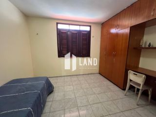 CASA DUPLEX no LAGO JACAREY com 4 quartos (2 suítes), 2 closets, 10 vagas, banheiro social, lavabo, dependência com banheiro, piscina, deck com churraqueira e banheiro, 260 m² (Terreno 15x37 - 555m²) - R$ 1.390.000 - Cidade dos Funcionários - Fortaleza/CE