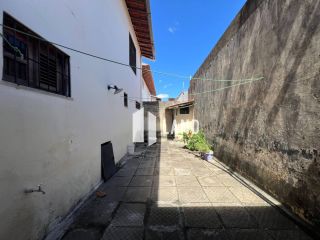 CASA DUPLEX no LAGO JACAREY com 4 quartos (2 suítes), 2 closets, 10 vagas, banheiro social, lavabo, dependência com banheiro, piscina, deck com churraqueira e banheiro, 260 m² (Terreno 15x37 - 555m²) - R$ 1.390.000 - Cidade dos Funcionários - Fortaleza/CE