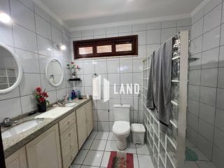 CASA DUPLEX no LAGO JACAREY com 4 quartos (2 suítes), 2 closets, 10 vagas, banheiro social, lavabo, dependência com banheiro, piscina, deck com churraqueira e banheiro, 260 m² (Terreno 15x37 - 555m²) - R$ 1.390.000 - Cidade dos Funcionários - Fortaleza/CE