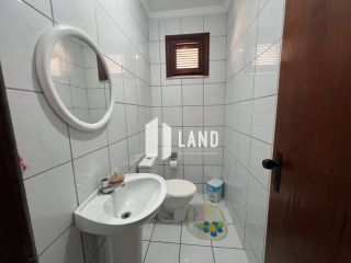 CASA DUPLEX no LAGO JACAREY com 4 quartos (2 suítes), 2 closets, 10 vagas, banheiro social, lavabo, dependência com banheiro, piscina, deck com churraqueira e banheiro, 260 m² (Terreno 15x37 - 555m²) - R$ 1.390.000 - Cidade dos Funcionários - Fortaleza/CE