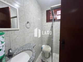 CASA DUPLEX no LAGO JACAREY com 4 quartos (2 suítes), 2 closets, 10 vagas, banheiro social, lavabo, dependência com banheiro, piscina, deck com churraqueira e banheiro, 260 m² (Terreno 15x37 - 555m²) - R$ 1.390.000 - Cidade dos Funcionários - Fortaleza/CE