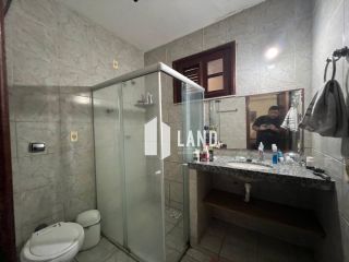 CASA DUPLEX no LAGO JACAREY com 4 quartos (2 suítes), 2 closets, 10 vagas, banheiro social, lavabo, dependência com banheiro, piscina, deck com churraqueira e banheiro, 260 m² (Terreno 15x37 - 555m²) - R$ 1.390.000 - Cidade dos Funcionários - Fortaleza/CE