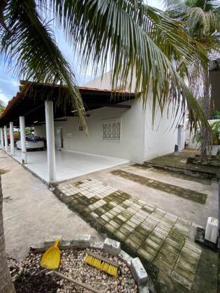 Casa com ampla área total de 585 m², ideal para quem busca espaço, conforto e versatilidade. O terreno abriga duas construções:  ? Casa principal com grande potencial para reformas, ampliações ou para uso imediato, conforme necessidade.  ? Edícula no fund