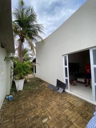 Casa com ampla área total de 585 m², ideal para quem busca espaço, conforto e versatilidade. O terreno abriga duas construções:  ? Casa principal com grande potencial para reformas, ampliações ou para uso imediato, conforme necessidade.  ? Edícula no fund