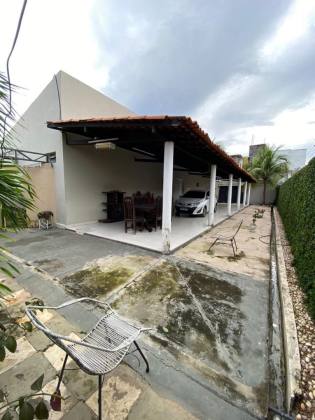 Casa com ampla área total de 585 m², ideal para quem busca espaço, conforto e versatilidade. O terreno abriga duas construções:  ? Casa principal com grande potencial para reformas, ampliações ou para uso imediato, conforme necessidade.  ? Edícula no fund