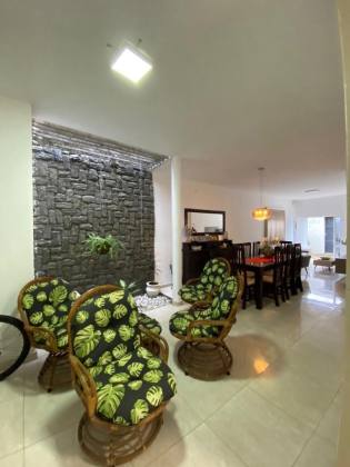 Casa com ampla área total de 585 m², ideal para quem busca espaço, conforto e versatilidade. O terreno abriga duas construções:  ? Casa principal com grande potencial para reformas, ampliações ou para uso imediato, conforme necessidade.  ? Edícula no fund