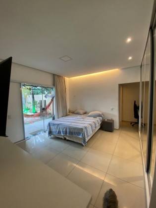 Casa com ampla área total de 585 m², ideal para quem busca espaço, conforto e versatilidade. O terreno abriga duas construções:  ? Casa principal com grande potencial para reformas, ampliações ou para uso imediato, conforme necessidade.  ? Edícula no fund