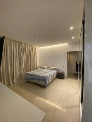 Casa com ampla área total de 585 m², ideal para quem busca espaço, conforto e versatilidade. O terreno abriga duas construções:  ? Casa principal com grande potencial para reformas, ampliações ou para uso imediato, conforme necessidade.  ? Edícula no fund