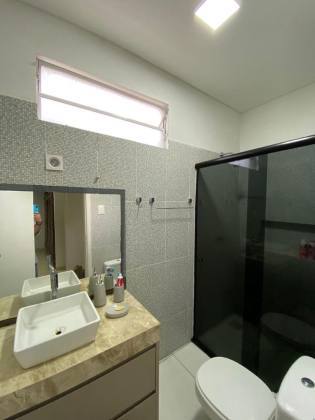 Casa com ampla área total de 585 m², ideal para quem busca espaço, conforto e versatilidade. O terreno abriga duas construções:  ? Casa principal com grande potencial para reformas, ampliações ou para uso imediato, conforme necessidade.  ? Edícula no fund