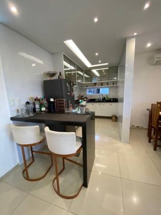 Casa com ampla área total de 585 m², ideal para quem busca espaço, conforto e versatilidade. O terreno abriga duas construções:  ? Casa principal com grande potencial para reformas, ampliações ou para uso imediato, conforme necessidade.  ? Edícula no fund