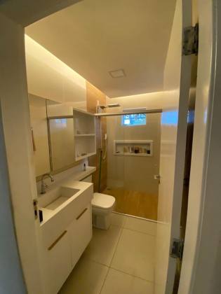 Casa com ampla área total de 585 m², ideal para quem busca espaço, conforto e versatilidade. O terreno abriga duas construções:  ? Casa principal com grande potencial para reformas, ampliações ou para uso imediato, conforme necessidade.  ? Edícula no fund