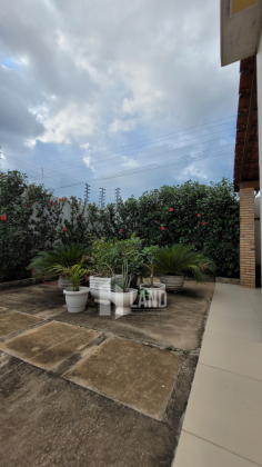 Casa Jardins do Leste 4 quartos, sendo 2 suítes.